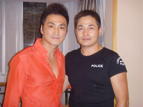 紅四方廣告演藝有限公司董事長?？到∠壬拖愀塾耙暩杳餍呛渭覄畔壬趽P州激情百度酒吧演出留影